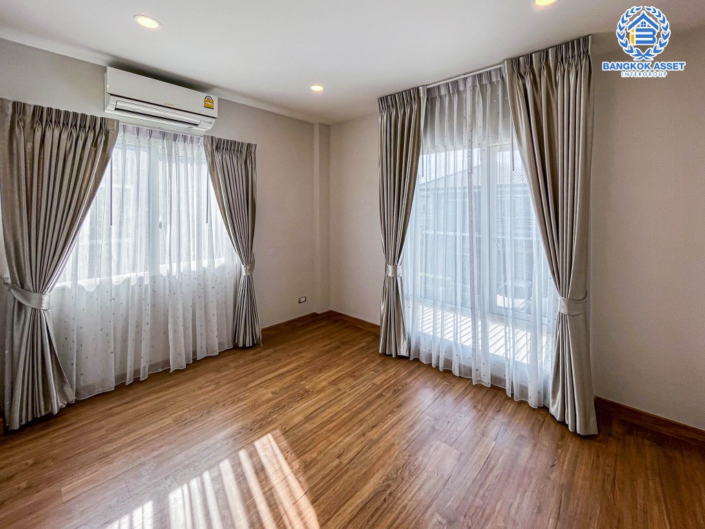 บ้านเดี่ยวมือสอง โครงการ เซนโทร ราชพฤกษ์1 เนื้อที่ 50.80 ตร.ว. ฟังก์ชัน 4 ห้องนอน 3 ห้องน้ำ 2 ที่จอดรถ บ้านสภาพดีมาก โครงการมีความเป็นส่วนตัว บนทำเลดี เชื่อมต่อถนนนครอินทร์ ถนนกาญจนาภิเษก ถนนราชพฤกษ์ ใกล้รถไฟฟ้าสายสีม่วง "สถานีบางพลู" และจุดขึ้นทางด่วน "ศรีรัช-วงแหวนรอบนอก"...