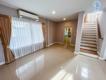 บ้านเดี่ยวมือสอง โครงการ เซนโทร ราชพฤกษ์1 เนื้อที่ 50.80 ตร.ว. ฟังก์ชัน 4 ห้องนอน 3 ห้องน้ำ 2 ที่จอดรถ บ้านสภาพดีมาก โครงการมีความเป็นส่วนตัว บนทำเลดี เชื่อมต่อถนนนครอินทร์ ถนนกาญจนาภิเษก ถนนราชพฤกษ์ ใกล้รถไฟฟ้าสายสีม่วง "สถานีบางพลู" และจุดขึ้นทางด่วน "ศรีรัช-วงแหวนรอบนอก"...