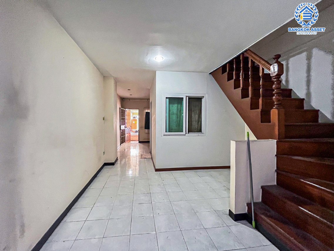 ทาวน์เฮ้าส์มือสองนนทบุรี โครงการ นันทนาการ์เด้นท์1 ราชพฤกษ์-ท่าอิฐ เนื้อที่ 17.7 ตร.ว. ฟังก์ชัน 2 ห้องนอน 2 ห้องน้ำ 1 ที่จอดรถ บนทำเลเชื่อมต่อ ถนนราชพฤกษ์, ถนนรัตนาธิเบศร์ ใกล้ทางด่วน "งามวงศ์วาน" และรถไฟฟ้าสายสีม่วง "สถานีบางรักน้อยท่าอิฐ" เพียง 7 นาทีเท่านั้น