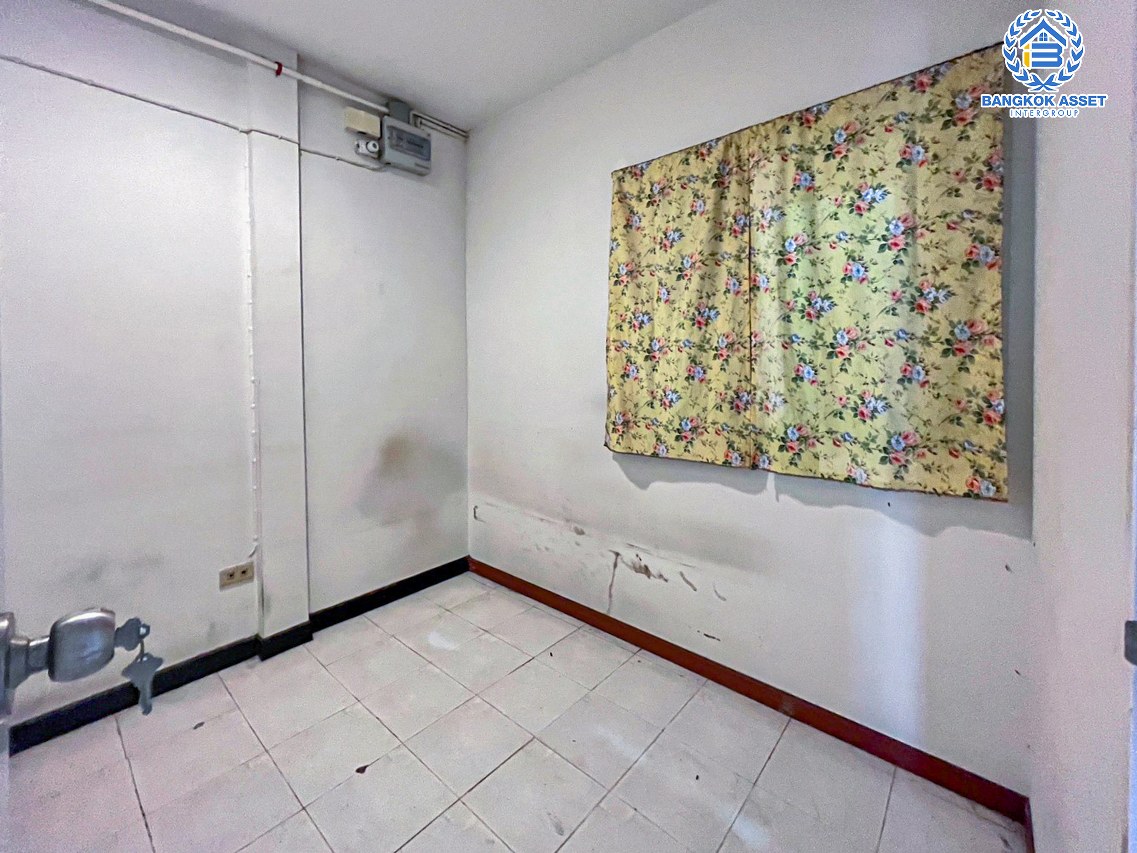 ทาวน์เฮ้าส์มือสองนนทบุรี โครงการ นันทนาการ์เด้นท์1 ราชพฤกษ์-ท่าอิฐ เนื้อที่ 17.7 ตร.ว. ฟังก์ชัน 2 ห้องนอน 2 ห้องน้ำ 1 ที่จอดรถ บนทำเลเชื่อมต่อ ถนนราชพฤกษ์, ถนนรัตนาธิเบศร์ ใกล้ทางด่วน "งามวงศ์วาน" และรถไฟฟ้าสายสีม่วง "สถานีบางรักน้อยท่าอิฐ" เพียง 7 นาทีเท่านั้น