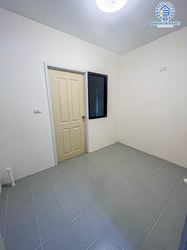 *****บ้านเดี่ยวมือสองปทุมธานี โครงการ เดอะทรัสต์ วิลล์ รังสิต-คลอง4 เนื้อที่กว้าง 53.6 ตร.ว. ฟังก์ชัน 4 ห้องนอน 2 ห้องน้ำ 2 ที่จอดรถ ต่อเติมครบ ลงเข็มอย่างดี บนทำเลเข้าเมือง หรือออกต่างจังหวัดก็สะดวก เชื่อมต่อถนนลำลูกกา, ถนนรังสิต-นครนายก, ถนนพหลโยธิน ใกล้จุดขึ้นทางด่วน "วงแหวนกาญจนาภิเษก"