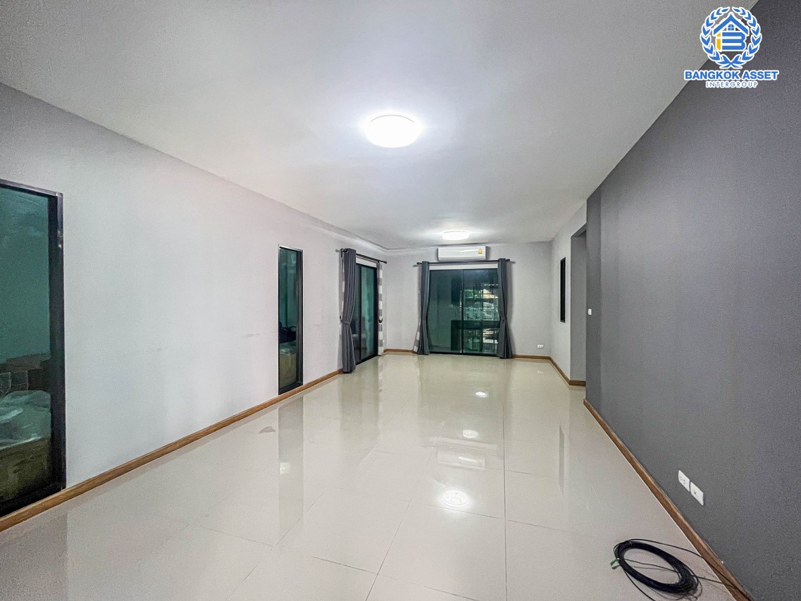 *****บ้านเดี่ยวมือสองปทุมธานี โครงการ เดอะทรัสต์ วิลล์ รังสิต-คลอง4 เนื้อที่กว้าง 53.6 ตร.ว. ฟังก์ชัน 4 ห้องนอน 2 ห้องน้ำ 2 ที่จอดรถ ต่อเติมครบ ลงเข็มอย่างดี บนทำเลเข้าเมือง หรือออกต่างจังหวัดก็สะดวก เชื่อมต่อถนนลำลูกกา, ถนนรังสิต-นครนายก, ถนนพหลโยธิน ใกล้จุดขึ้นทางด่วน "วงแหวนกาญจนาภิเษก"