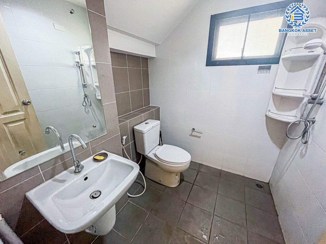 *****บ้านเดี่ยวมือสองปทุมธานี โครงการ เดอะทรัสต์ วิลล์ รังสิต-คลอง4 เนื้อที่กว้าง 53.6 ตร.ว. ฟังก์ชัน 4 ห้องนอน 2 ห้องน้ำ 2 ที่จอดรถ ต่อเติมครบ ลงเข็มอย่างดี บนทำเลเข้าเมือง หรือออกต่างจังหวัดก็สะดวก เชื่อมต่อถนนลำลูกกา, ถนนรังสิต-นครนายก, ถนนพหลโยธิน ใกล้จุดขึ้นทางด่วน "วงแหวนกาญจนาภิเษก"