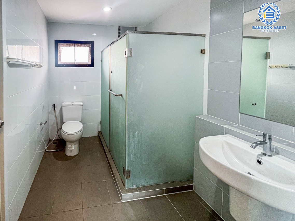 *****บ้านเดี่ยวมือสองปทุมธานี โครงการ เดอะทรัสต์ วิลล์ รังสิต-คลอง4 เนื้อที่กว้าง 53.6 ตร.ว. ฟังก์ชัน 4 ห้องนอน 2 ห้องน้ำ 2 ที่จอดรถ ต่อเติมครบ ลงเข็มอย่างดี บนทำเลเข้าเมือง หรือออกต่างจังหวัดก็สะดวก เชื่อมต่อถนนลำลูกกา, ถนนรังสิต-นครนายก, ถนนพหลโยธิน ใกล้จุดขึ้นทางด่วน "วงแหวนกาญจนาภิเษก"