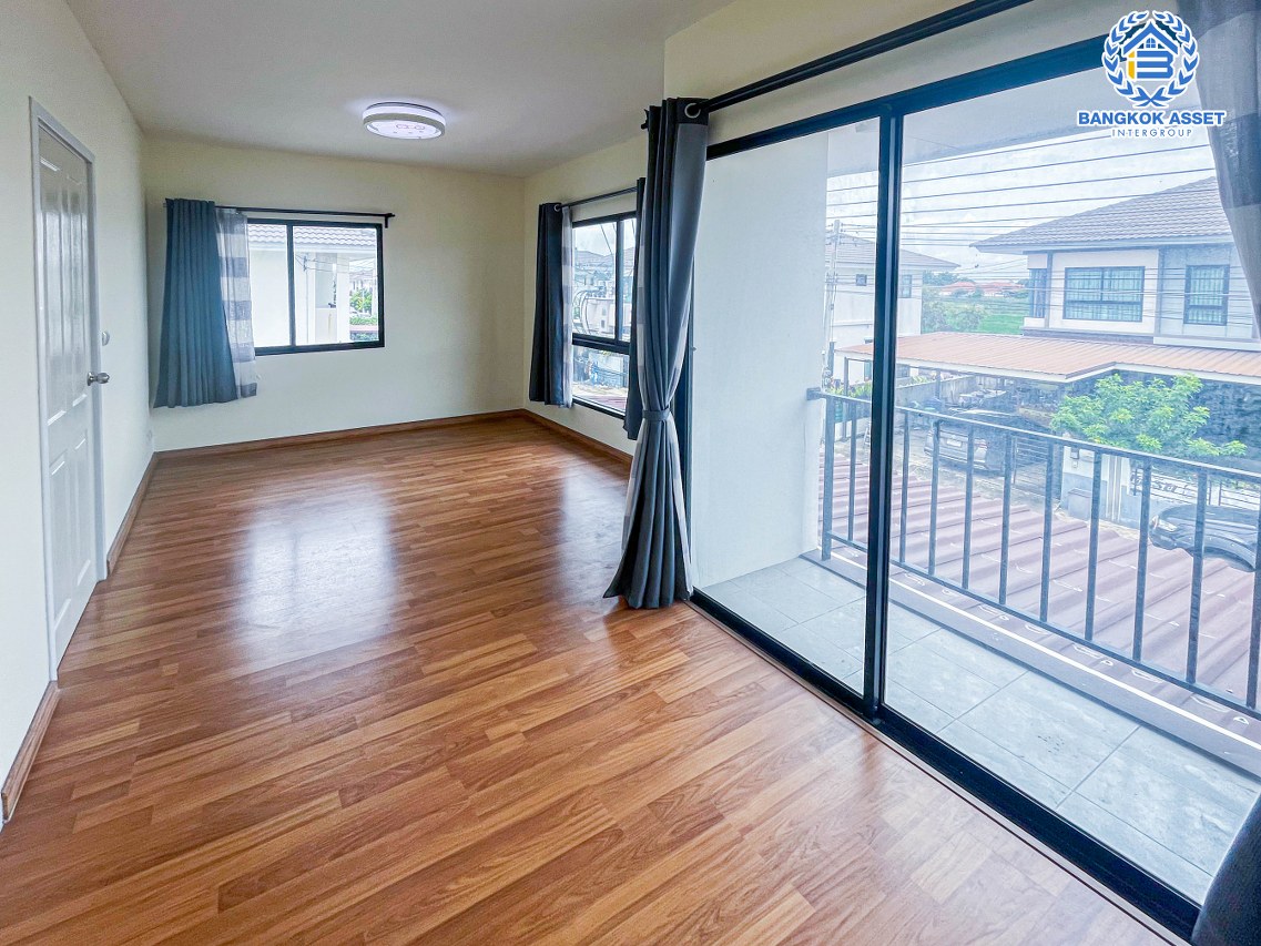 *****บ้านเดี่ยวมือสองปทุมธานี โครงการ เดอะทรัสต์ วิลล์ รังสิต-คลอง4 เนื้อที่กว้าง 53.6 ตร.ว. ฟังก์ชัน 4 ห้องนอน 2 ห้องน้ำ 2 ที่จอดรถ ต่อเติมครบ ลงเข็มอย่างดี บนทำเลเข้าเมือง หรือออกต่างจังหวัดก็สะดวก เชื่อมต่อถนนลำลูกกา, ถนนรังสิต-นครนายก, ถนนพหลโยธิน ใกล้จุดขึ้นทางด่วน "วงแหวนกาญจนาภิเษก"