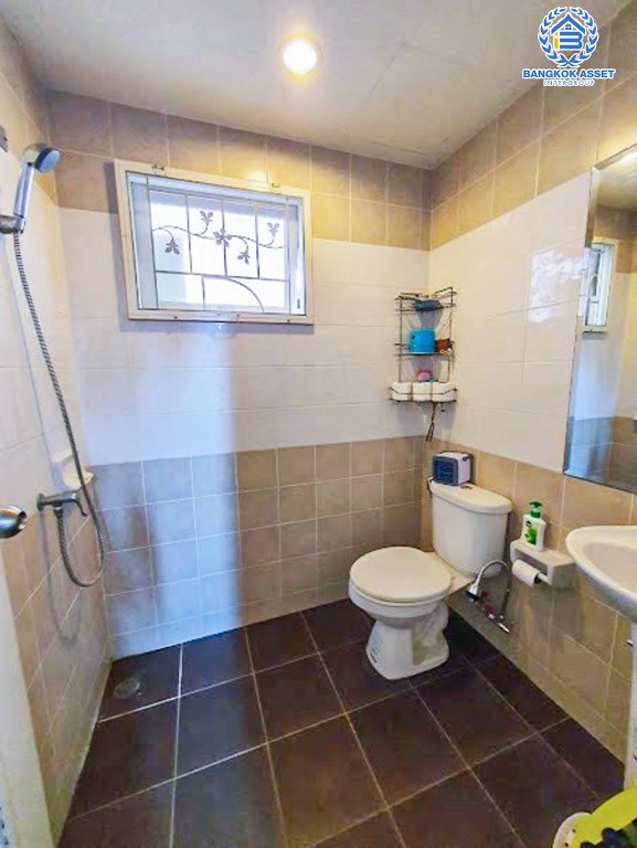 *****บ้านเดี่ยวมือสอง โครงการ คุณาภัทร3 กาญจนาภิเษก เนื้อที่ 52.50 ตร.ว. ฟังก์ชัน 4 ห้องนอน 3 ห้องน้ำ 1 ที่จอดรถ สภาพเหมือนใหม่ พร้อมเข้าอยู่ การเดินทางสะดวกทำเลเชื่อมถนนสายหลักสำคัญ เช่น ถนนกาญจนาภิเษก ถนนรัตนาธิเบศร์ ใกล้รถไฟฟ้าสายสีม่วง "สถานีคลองบางไผ่" และจุดขึ้นทางด่วน "ศรีรัช"