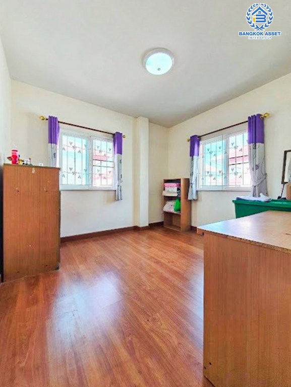 *****บ้านเดี่ยวมือสอง โครงการ คุณาภัทร3 กาญจนาภิเษก เนื้อที่ 52.50 ตร.ว. ฟังก์ชัน 4 ห้องนอน 3 ห้องน้ำ 1 ที่จอดรถ สภาพเหมือนใหม่ พร้อมเข้าอยู่ การเดินทางสะดวกทำเลเชื่อมถนนสายหลักสำคัญ เช่น ถนนกาญจนาภิเษก ถนนรัตนาธิเบศร์ ใกล้รถไฟฟ้าสายสีม่วง "สถานีคลองบางไผ่" และจุดขึ้นทางด่วน "ศรีรัช"