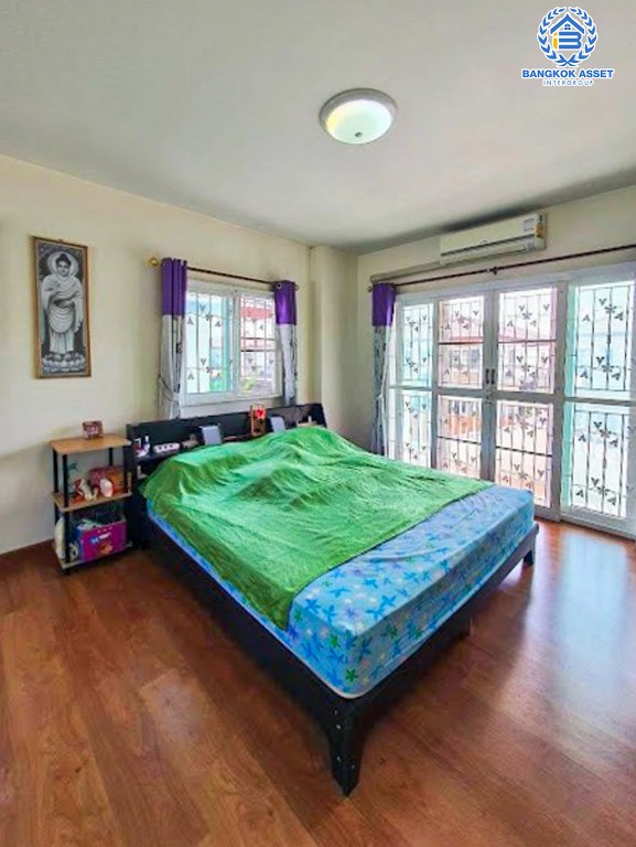 *****บ้านเดี่ยวมือสอง โครงการ คุณาภัทร3 กาญจนาภิเษก เนื้อที่ 52.50 ตร.ว. ฟังก์ชัน 4 ห้องนอน 3 ห้องน้ำ 1 ที่จอดรถ สภาพเหมือนใหม่ พร้อมเข้าอยู่ การเดินทางสะดวกทำเลเชื่อมถนนสายหลักสำคัญ เช่น ถนนกาญจนาภิเษก ถนนรัตนาธิเบศร์ ใกล้รถไฟฟ้าสายสีม่วง "สถานีคลองบางไผ่" และจุดขึ้นทางด่วน "ศรีรัช"