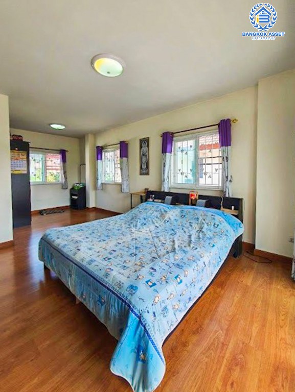 *****บ้านเดี่ยวมือสอง โครงการ คุณาภัทร3 กาญจนาภิเษก เนื้อที่ 52.50 ตร.ว. ฟังก์ชัน 4 ห้องนอน 3 ห้องน้ำ 1 ที่จอดรถ สภาพเหมือนใหม่ พร้อมเข้าอยู่ การเดินทางสะดวกทำเลเชื่อมถนนสายหลักสำคัญ เช่น ถนนกาญจนาภิเษก ถนนรัตนาธิเบศร์ ใกล้รถไฟฟ้าสายสีม่วง "สถานีคลองบางไผ่" และจุดขึ้นทางด่วน "ศรีรัช"