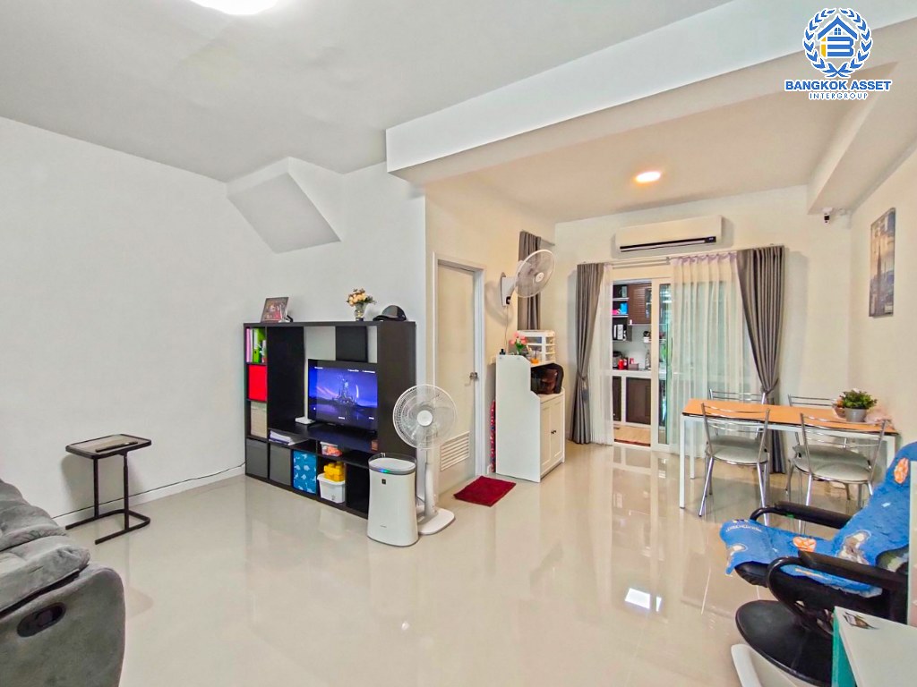 *****ทาวน์เฮ้าส์มือสอง โครงการ กัสโต้ เพชรเกษม-ทวีวัฒนา เนื้อที่ 19 ตร.ว. ฟังก์ชัน 2 ห้องนอน 2 ห้องน้ำ 2 ที่จอดรถ ภายในสภาพดี ต่อเติมครบ แถม! เครื่องปรับอากาศ โครงการตั้งบนทำเลเดินทางสะดวก เชื่อมต่อถนนเลียบคลองทวีวัฒนา ถนนเพชรเกษม ถนนพุทธมณฑลสาย3 ถนนบรมราชชนนี ใกล้เดอะมอลล์บางเเค