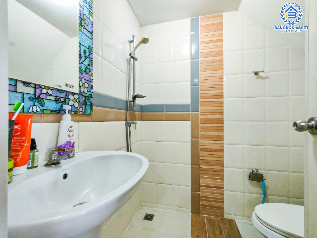 *****ทาวน์เฮ้าส์มือสอง โครงการ โกลเด้นทาวน์ ปิ่นเกล้า-จรัญสนิทวงศ์ เนื้อที่ 21.20 ตร.ว. ฟังก์ชัน 4 ห้องนอน 3 ห้องน้ำ 2 ที่จอดรถ บ้านสภาพสวย ฟรี! เครื่องปรับอากาศ โครงการตั้งบนทำเลดี เชื่อมต่อถนนจรัญสนิทวงศ์ ถนนสิรินธร ถนนนครอินทร์  ใกล้รถไฟฟ้าสายสีแดง "สถานีบางบำหรุ"