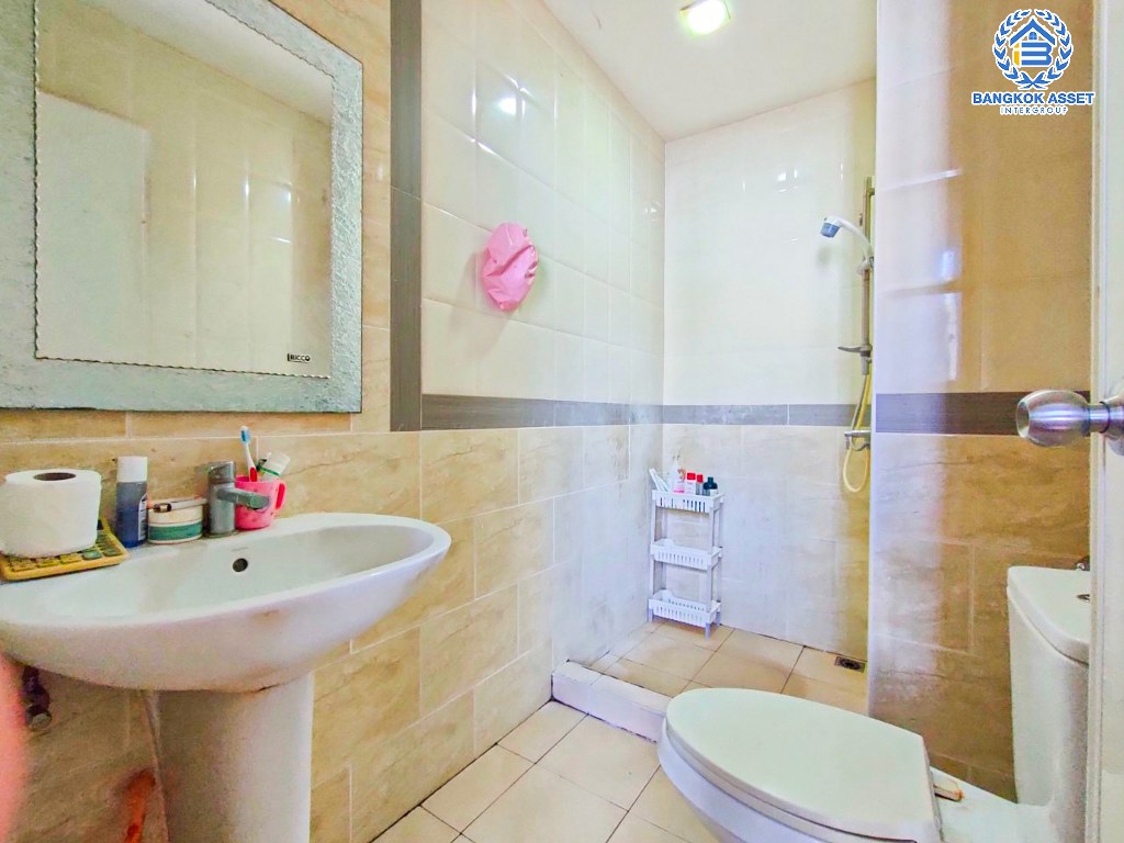 *****ทาวน์เฮ้าส์มือสอง โครงการ โกลเด้นทาวน์ ปิ่นเกล้า-จรัญสนิทวงศ์ เนื้อที่ 21.20 ตร.ว. ฟังก์ชัน 4 ห้องนอน 3 ห้องน้ำ 2 ที่จอดรถ บ้านสภาพสวย ฟรี! เครื่องปรับอากาศ โครงการตั้งบนทำเลดี เชื่อมต่อถนนจรัญสนิทวงศ์ ถนนสิรินธร ถนนนครอินทร์  ใกล้รถไฟฟ้าสายสีแดง "สถานีบางบำหรุ"