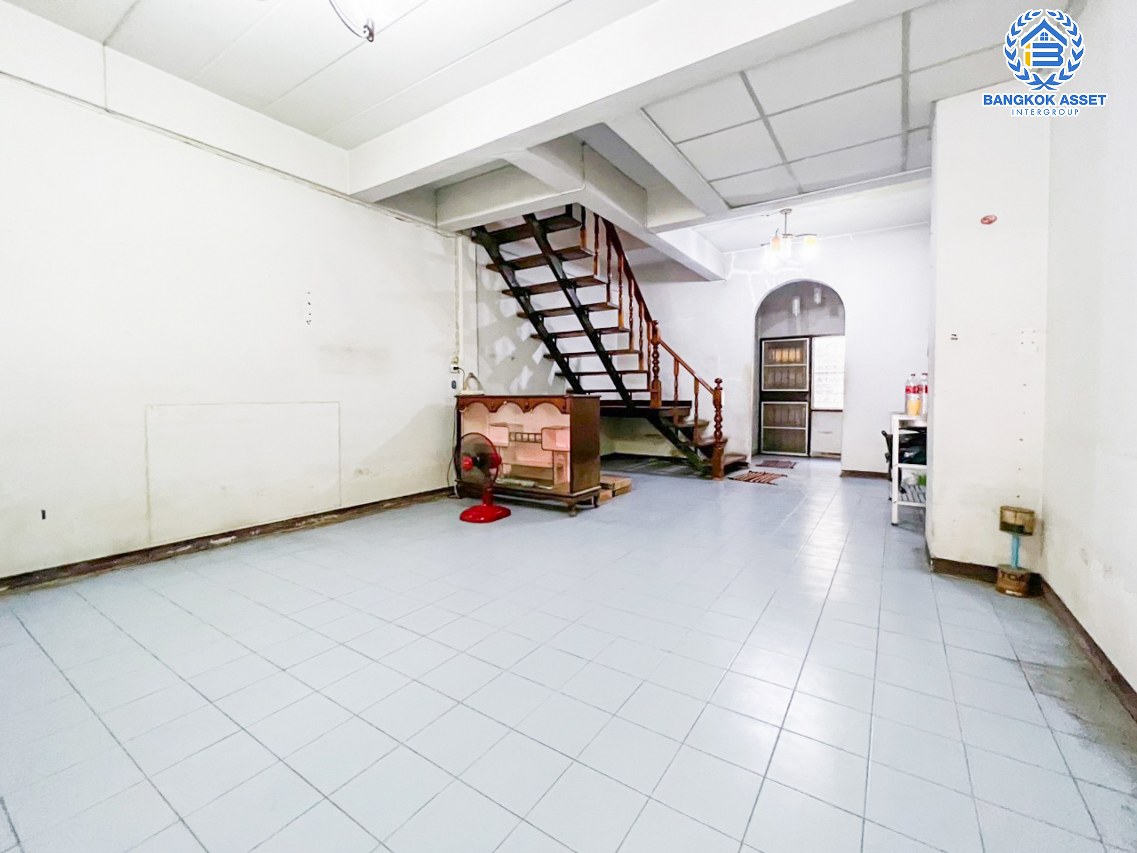 *****ทาวน์เฮ้าส์มือสองกรุงเทพมหานคร หมู่บ้าน รุ่งเรืองเฮ้าส์ พหลโยธิน เนื้อที่ 17 ตร.ว. ฟังก์ชัน 2 ห้องนอน 2 ห้องน้ำ 1 ที่จอดรถ บ้านราคาดี บนทำเลเดินทางสะดวก เชื่อมต่อถนนพหลโยธิน ใกล้รถไฟฟ้าสายสีเขียว "สถานีสะพานใหม่" ในราคาถูกสุดคุ้ม!