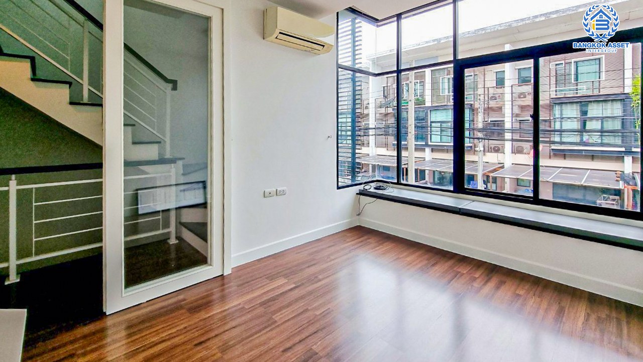 ทาวน์โฮม 3 ชั้นมือสองนนทบุรี โครงการ ทาวน์พลัสเอ็กซ์ ประชาชื่น เนื้อที่กว้าง 20 ตร.ว. ฟังก์ชัน 4 ห้องนอน 3 ห้องน้ำ 2 ที่จอดรถ บ้านพร้อมอยู่ บนทำเลใกล้เดอะมอลล์ งามวงศ์วาน, รถไฟฟ้าสีชมพู "สถานีสนามบินน้ำ" และทางด่วน งามวงศ์วาน" จองเลย!