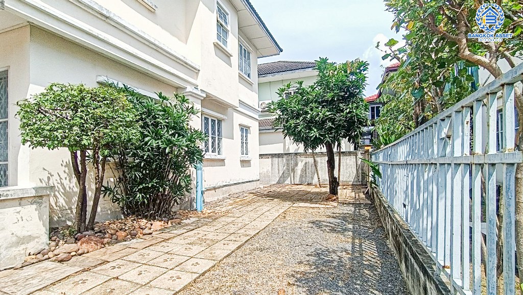 *****บ้านเดี่ยวมือสอง โครงการ ชัยพฤกษ์ บางบัวทอง จากแบรนด์คุณภาพ L&H เนื้อที่กว้าง 73.70 ตร.ว. ฟังก์ชัน 3 ห้องนอน 2 ห้องน้ำ 2 ที่จอดรถ รอบบ้านกว้างขวาง มีเป็นส่วนตัว สภาพแวดล้อมโครงการดี ตั้งบนทำเลเดินทางสะดวก เชื่อมต่อถนนราชพฤกษ์ ถนนกาญจนาภิเษก ใกล้โครงการรถไฟฟ้าสายสีม่วง "สถานีบางพลู"...