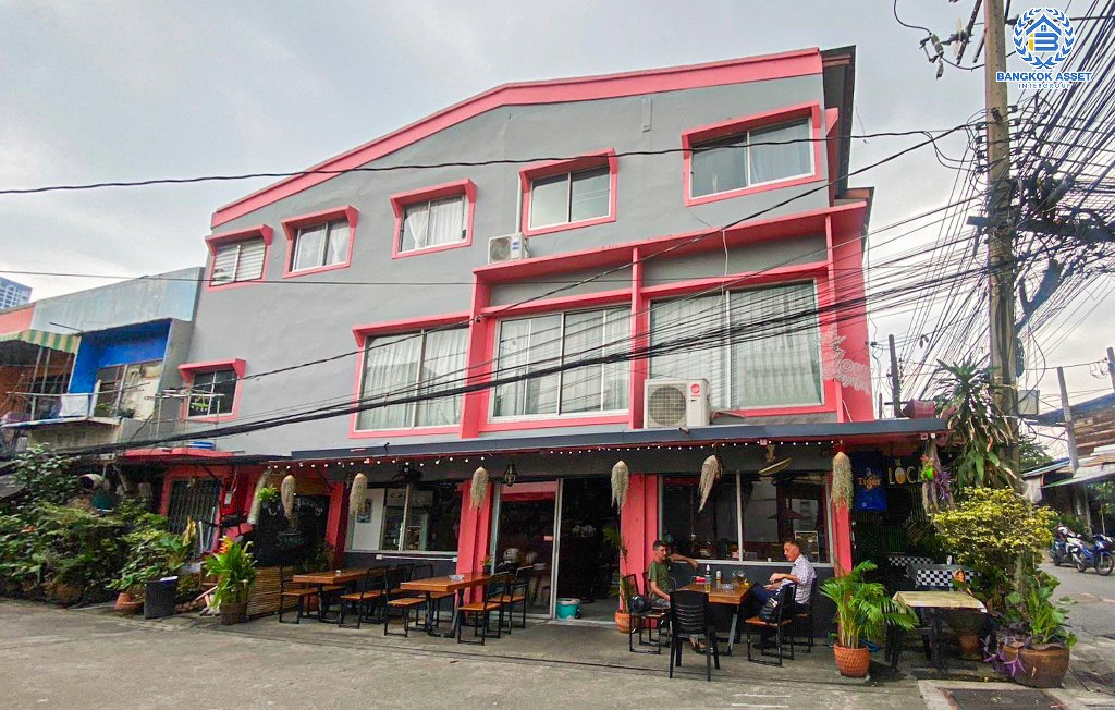 *****อาคารพาณิชย์มือสอง ซอยภูมิจิตร พระราม4 หลังมุม เนื้อที่กว้าง 11.90 ตร.ว. ฟังก์ชัน 3 ห้องนอน 3 ห้องน้ำ ขายพร้อมคนเช่า เหมาะกับทำธุรกิจเปิดกิจการ บนทำเลเมือง เดินทางสะดวก เชื่อมต่อหลากหลายเส้นทาง ทั้ง ถนนพระราม4 ถนนสุขุมวิท ใกล้โครงการรถไฟฟ้าสายสีเขียว "สถานีพระขโนง"