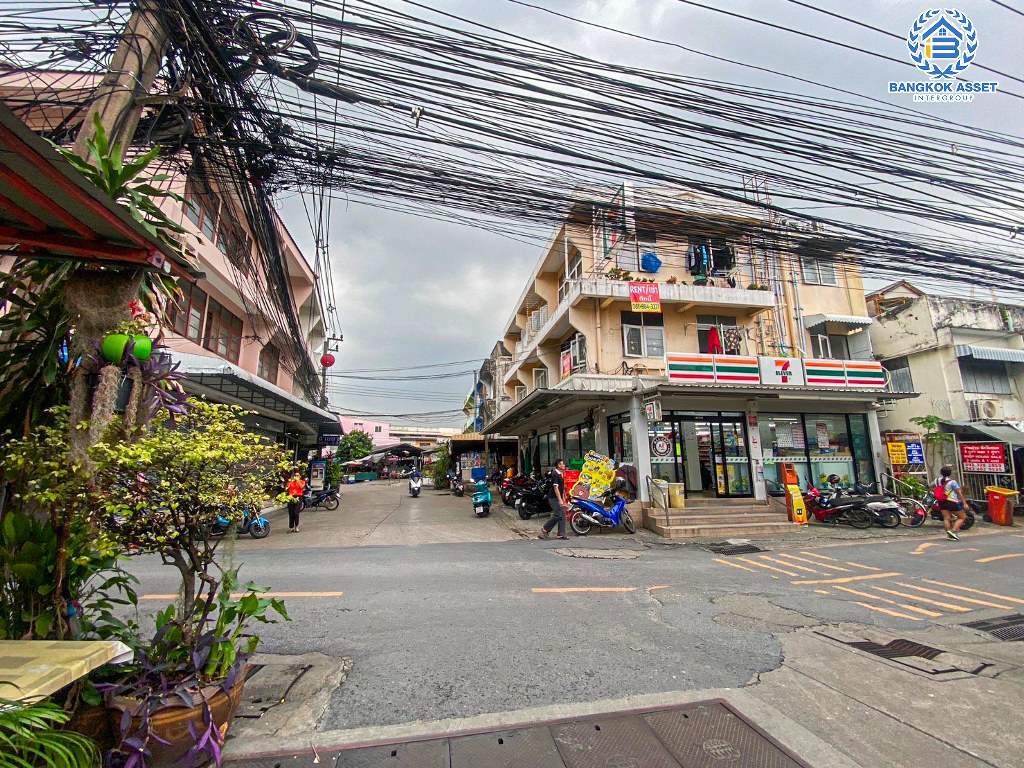 *****อาคารพาณิชย์มือสอง ซอยภูมิจิตร พระราม4 หลังมุม เนื้อที่กว้าง 11.90 ตร.ว. ฟังก์ชัน 3 ห้องนอน 3 ห้องน้ำ ขายพร้อมคนเช่า เหมาะกับทำธุรกิจเปิดกิจการ บนทำเลเมือง เดินทางสะดวก เชื่อมต่อหลากหลายเส้นทาง ทั้ง ถนนพระราม4 ถนนสุขุมวิท ใกล้โครงการรถไฟฟ้าสายสีเขียว "สถานีพระขโนง"