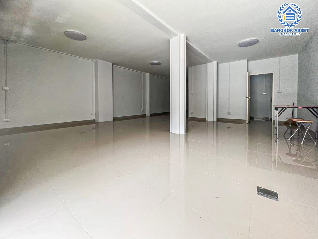 *****อาคารพาณิชย์มือสอง 3 ชั้น ซอยภูมิจิตร พระราม4 เนื้อที่กว้าง 26 ตร.ว. ฟังก์ชัน 10 ห้องนอน 10 ห้องน้ำ ขายพร้อมคนเช่า เหมาะกับทำธุรกิจเปิดกิจการ บนทำเลเมือง เดินทางสะดวก เชื่อมต่อหลากหลายเส้นทาง ทั้ง ถนนพระราม4 ถนนสุขุมวิท ใกล้โครงการรถไฟฟ้าสายสีเขียว "สถานีพระขโนง"