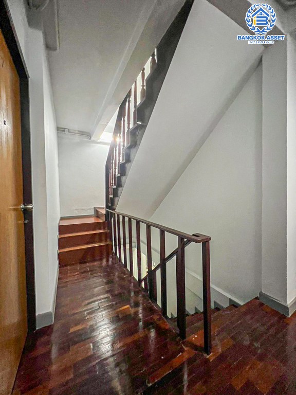 *****อาคารพาณิชย์มือสอง 3 ชั้น ซอยภูมิจิตร พระราม4 เนื้อที่กว้าง 26 ตร.ว. ฟังก์ชัน 10 ห้องนอน 10 ห้องน้ำ ขายพร้อมคนเช่า เหมาะกับทำธุรกิจเปิดกิจการ บนทำเลเมือง เดินทางสะดวก เชื่อมต่อหลากหลายเส้นทาง ทั้ง ถนนพระราม4 ถนนสุขุมวิท ใกล้โครงการรถไฟฟ้าสายสีเขียว "สถานีพระขโนง"