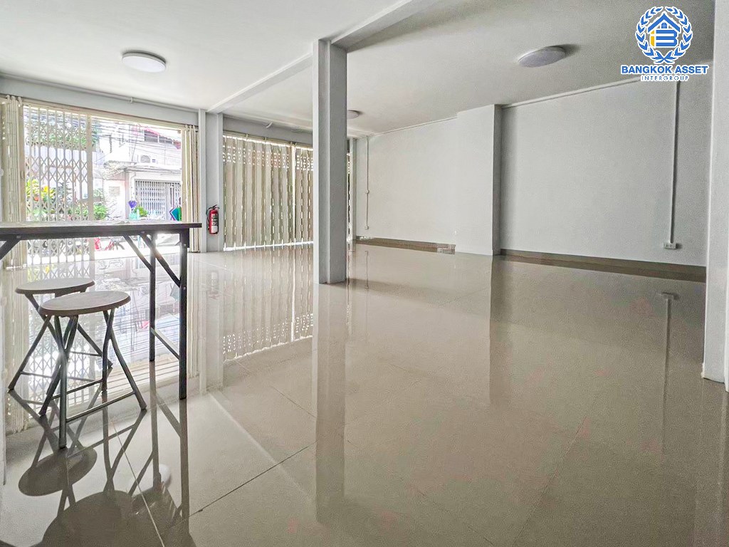 *****อาคารพาณิชย์มือสอง 3 ชั้น ซอยภูมิจิตร พระราม4 เนื้อที่กว้าง 26 ตร.ว. ฟังก์ชัน 10 ห้องนอน 10 ห้องน้ำ ขายพร้อมคนเช่า เหมาะกับทำธุรกิจเปิดกิจการ บนทำเลเมือง เดินทางสะดวก เชื่อมต่อหลากหลายเส้นทาง ทั้ง ถนนพระราม4 ถนนสุขุมวิท ใกล้โครงการรถไฟฟ้าสายสีเขียว "สถานีพระขโนง"