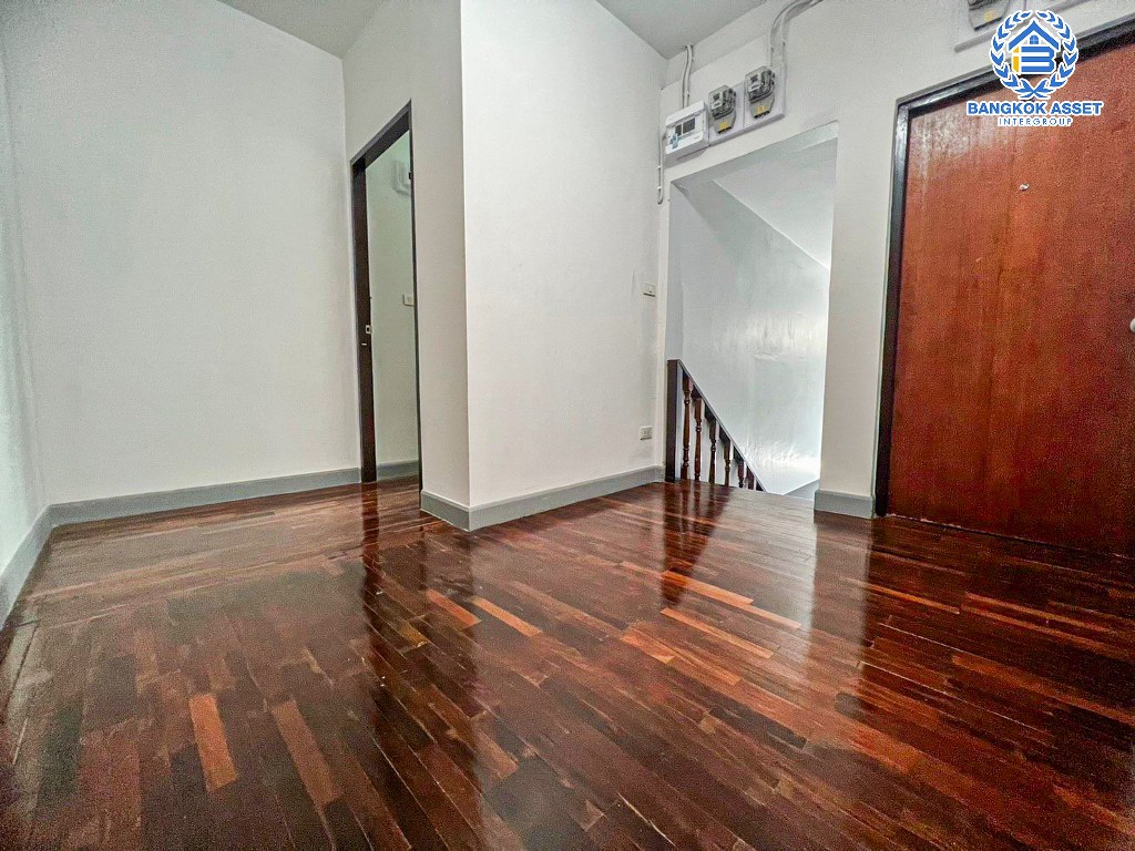 *****อาคารพาณิชย์มือสอง 3 ชั้น ซอยภูมิจิตร พระราม4 เนื้อที่กว้าง 26 ตร.ว. ฟังก์ชัน 10 ห้องนอน 10 ห้องน้ำ ขายพร้อมคนเช่า เหมาะกับทำธุรกิจเปิดกิจการ บนทำเลเมือง เดินทางสะดวก เชื่อมต่อหลากหลายเส้นทาง ทั้ง ถนนพระราม4 ถนนสุขุมวิท ใกล้โครงการรถไฟฟ้าสายสีเขียว "สถานีพระขโนง"