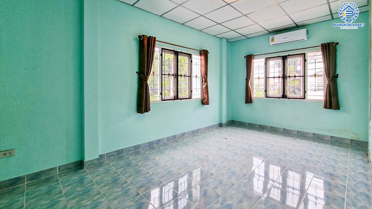 *****บ้านแฝดมือสองนนทบุรี โครงการ บัวทองธานีปาร์ค กาญจนาภิเษก หลังมุม! เนื้อที่กว้าง 35.7 ตร.ว. ฟังก์ชัน 3 ห้องนอน 2 ห้องน้ำ บ้านพร้อมอยู่ สามารถทำกิจกรรมค้าขายในบ้านได้ บนทำเลแห่งการเดินทาง เชื่อมต่อถนนกาญจนาภิเษก ใกล้รถไฟฟ้าสายสีม่วง "สถานีคลองบางไผ่" จองเลย!