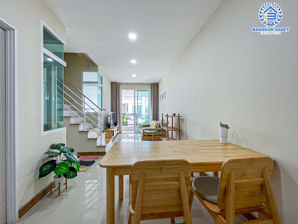 *****ทาวน์เฮ้าส์มือสอง โครงการ โกลเด้นทาวน์ เพชรเกษม81 เนื้อที่กว้าง 16.20 ตร.ว. ฟังก์ชัน 3 ห้องนอน 2 ห้องน้ำ 1 ที่จอดรถ บ้านสภาพเหมือนใหม่ พร้อมเข้าอยู่ บนทำเลใกล้เมืองเดินทางสะดวก เชื่อมต่อถนนเพชรเกษม ถนนพุทธมณฑลสาย3 ถนนบางบอน ใกล้รถไฟฟ้าสายสีน้ำเงิน "สถานีหลักสอง"