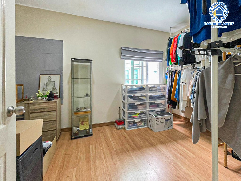 *****ทาวน์เฮ้าส์มือสอง โครงการ โกลเด้นทาวน์ เพชรเกษม81 เนื้อที่กว้าง 16.20 ตร.ว. ฟังก์ชัน 3 ห้องนอน 2 ห้องน้ำ 1 ที่จอดรถ บ้านสภาพเหมือนใหม่ พร้อมเข้าอยู่ บนทำเลใกล้เมืองเดินทางสะดวก เชื่อมต่อถนนเพชรเกษม ถนนพุทธมณฑลสาย3 ถนนบางบอน ใกล้รถไฟฟ้าสายสีน้ำเงิน "สถานีหลักสอง"