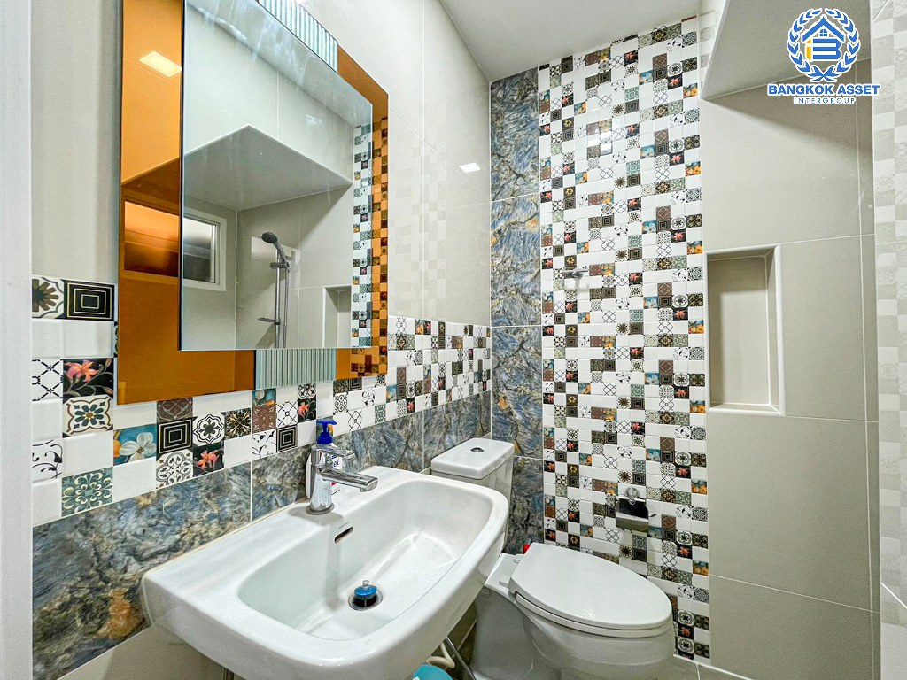 *****ทาวน์เฮ้าส์มือสอง โครงการ โกลเด้นทาวน์ เพชรเกษม81 เนื้อที่กว้าง 16.20 ตร.ว. ฟังก์ชัน 3 ห้องนอน 2 ห้องน้ำ 1 ที่จอดรถ บ้านสภาพเหมือนใหม่ พร้อมเข้าอยู่ บนทำเลใกล้เมืองเดินทางสะดวก เชื่อมต่อถนนเพชรเกษม ถนนพุทธมณฑลสาย3 ถนนบางบอน ใกล้รถไฟฟ้าสายสีน้ำเงิน "สถานีหลักสอง"