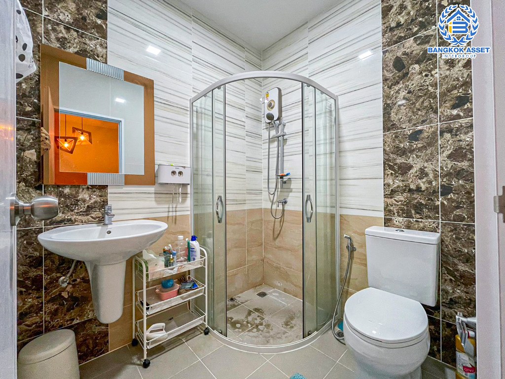 *****ทาวน์เฮ้าส์มือสอง โครงการ โกลเด้นทาวน์ เพชรเกษม81 เนื้อที่กว้าง 16.20 ตร.ว. ฟังก์ชัน 3 ห้องนอน 2 ห้องน้ำ 1 ที่จอดรถ บ้านสภาพเหมือนใหม่ พร้อมเข้าอยู่ บนทำเลใกล้เมืองเดินทางสะดวก เชื่อมต่อถนนเพชรเกษม ถนนพุทธมณฑลสาย3 ถนนบางบอน ใกล้รถไฟฟ้าสายสีน้ำเงิน "สถานีหลักสอง"