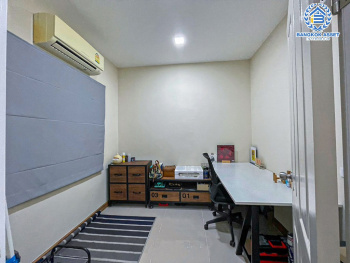 *****ทาวน์เฮ้าส์มือสอง โครงการ โกลเด้นทาวน์ เพชรเกษม81 เนื้อที่กว้าง 16.20 ตร.ว. ฟังก์ชัน 3 ห้องนอน 2 ห้องน้ำ 1 ที่จอดรถ บ้านสภาพเหมือนใหม่ พร้อมเข้าอยู่ บนทำเลใกล้เมืองเดินทางสะดวก เชื่อมต่อถนนเพชรเกษม ถนนพุทธมณฑลสาย3 ถนนบางบอน ใกล้รถไฟฟ้าสายสีน้ำเงิน "สถานีหลักสอง"