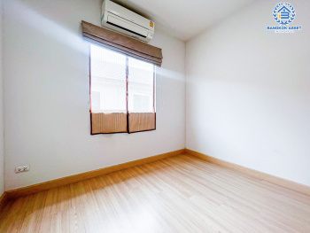 *****ทาวน์เฮ้าส์มือสองปทุมธานี โครงการ พฤกษาวิลล์84 พหลโยธิน เนื้อที่เกือบ 20 ตร.ว. ฟังก์ชัน 3 ห้องนอน 2 ห้องน้ำ 1 ที่จอดรถ บ้านสภาพดี บนทำเลดี เชื่อมต่อถนนปทุมธานี-บางเลน, ถนนพหลโยธิน ใกล้รถไฟฟ้าสายสีแดง "สถานีรังสิต" และจุดขึ้นทางด่วน "อุดรรัถยา"