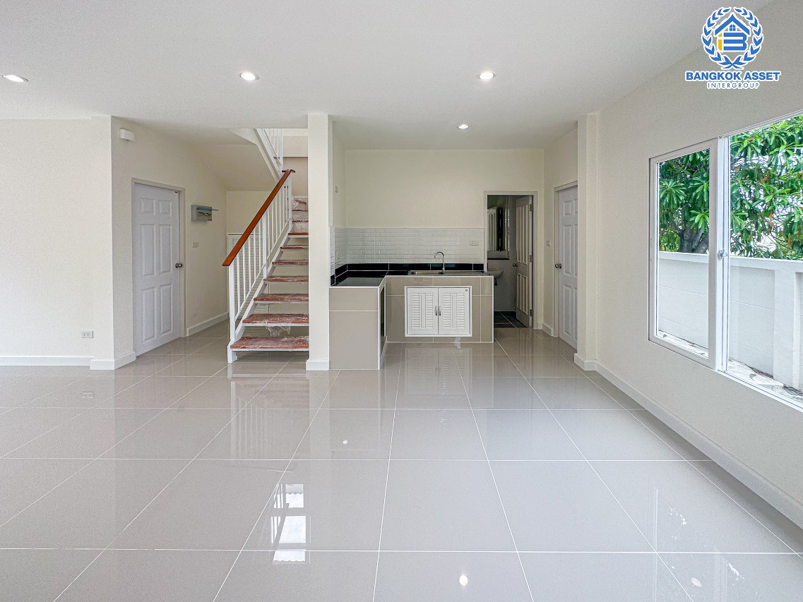 บ้านมือสองตกแต่งใหม่ โครงการ เพอร์เฟคพาร์ค วัดพระนอน จากแบรนด์ Property Perfect เนื้อที่ 36 ตร.ว. ฟังก์ชันจัดเต็ม 3 ห้องนอน 2 ห้องน้ำ 2 ที่จอดรถ พร้อม Facilities ครบครัน บนทำเลเชื่อมต่อถนนกาญจนาฯ ใกล้ทางด่วน ศรีรัช-วงแหวนฯ เซ็นทรัลเวสต์เกต และรถไฟฟ้าสายสีม่วง "สถานีตลาดบางใหญ่"