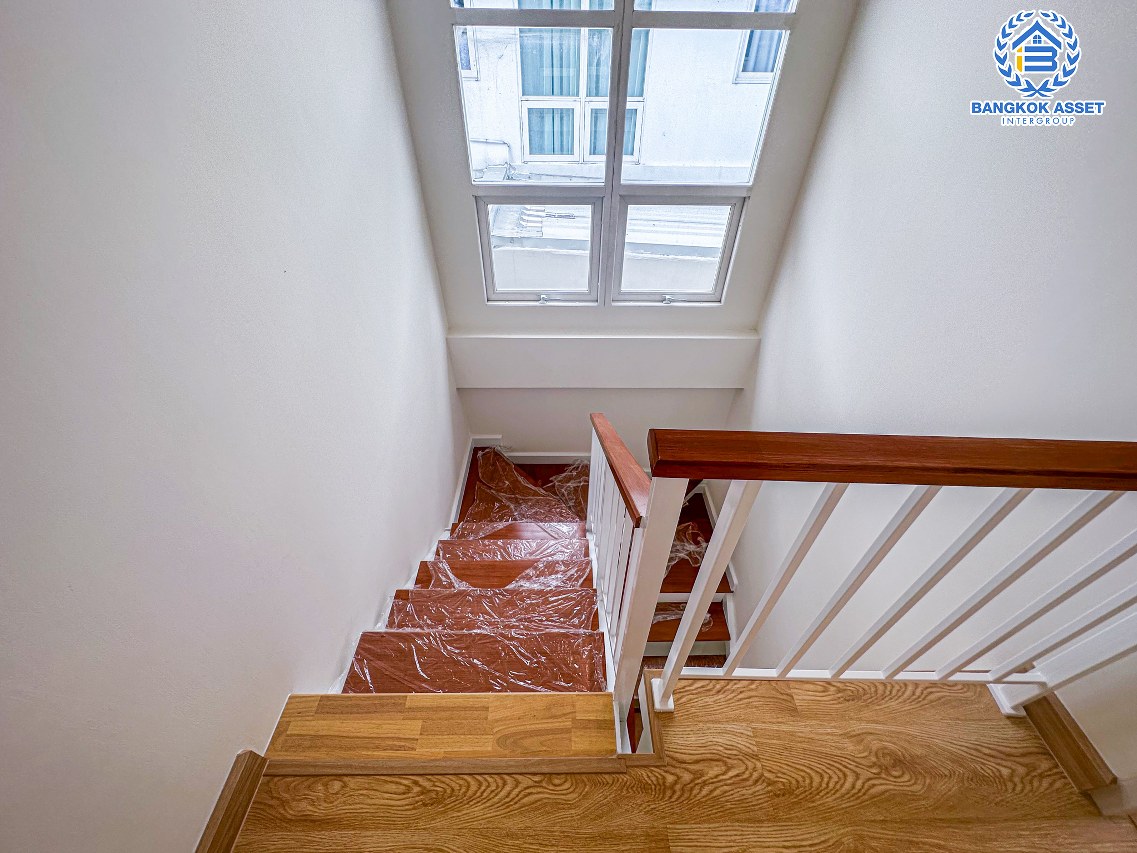 บ้านมือสองตกแต่งใหม่ โครงการ เพอร์เฟคพาร์ค วัดพระนอน จากแบรนด์ Property Perfect เนื้อที่ 36 ตร.ว. ฟังก์ชันจัดเต็ม 3 ห้องนอน 2 ห้องน้ำ 2 ที่จอดรถ พร้อม Facilities ครบครัน บนทำเลเชื่อมต่อถนนกาญจนาฯ ใกล้ทางด่วน ศรีรัช-วงแหวนฯ เซ็นทรัลเวสต์เกต และรถไฟฟ้าสายสีม่วง "สถานีตลาดบางใหญ่"