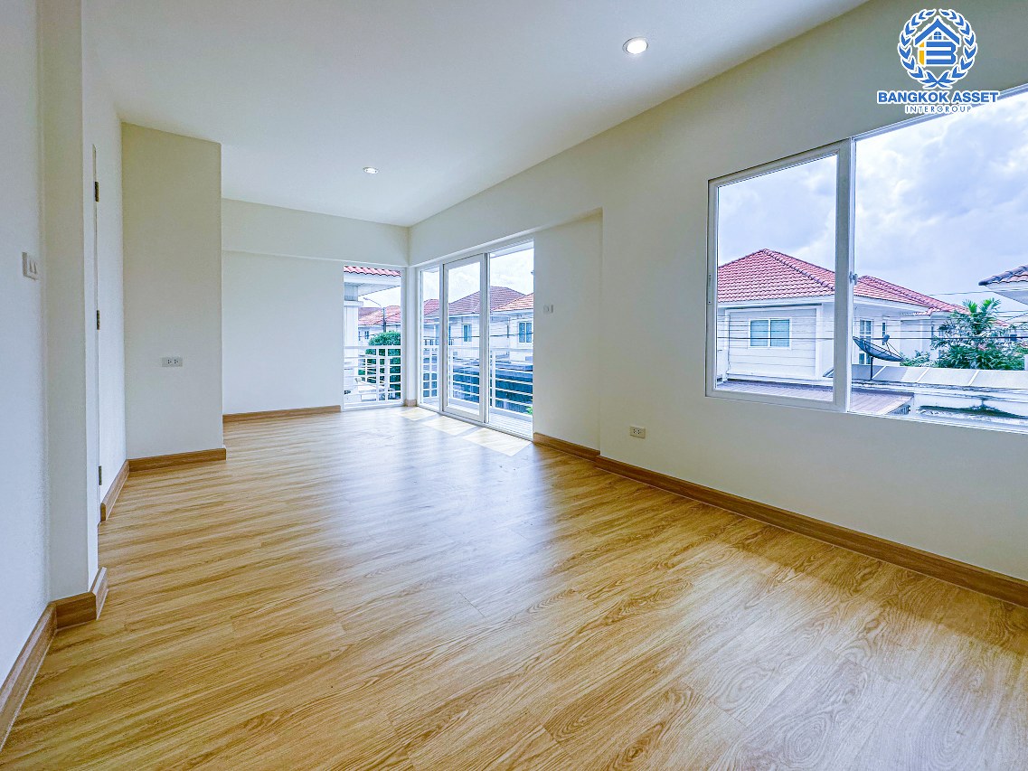 บ้านมือสองตกแต่งใหม่ โครงการ เพอร์เฟคพาร์ค วัดพระนอน จากแบรนด์ Property Perfect เนื้อที่ 36 ตร.ว. ฟังก์ชันจัดเต็ม 3 ห้องนอน 2 ห้องน้ำ 2 ที่จอดรถ พร้อม Facilities ครบครัน บนทำเลเชื่อมต่อถนนกาญจนาฯ ใกล้ทางด่วน ศรีรัช-วงแหวนฯ เซ็นทรัลเวสต์เกต และรถไฟฟ้าสายสีม่วง "สถานีตลาดบางใหญ่"