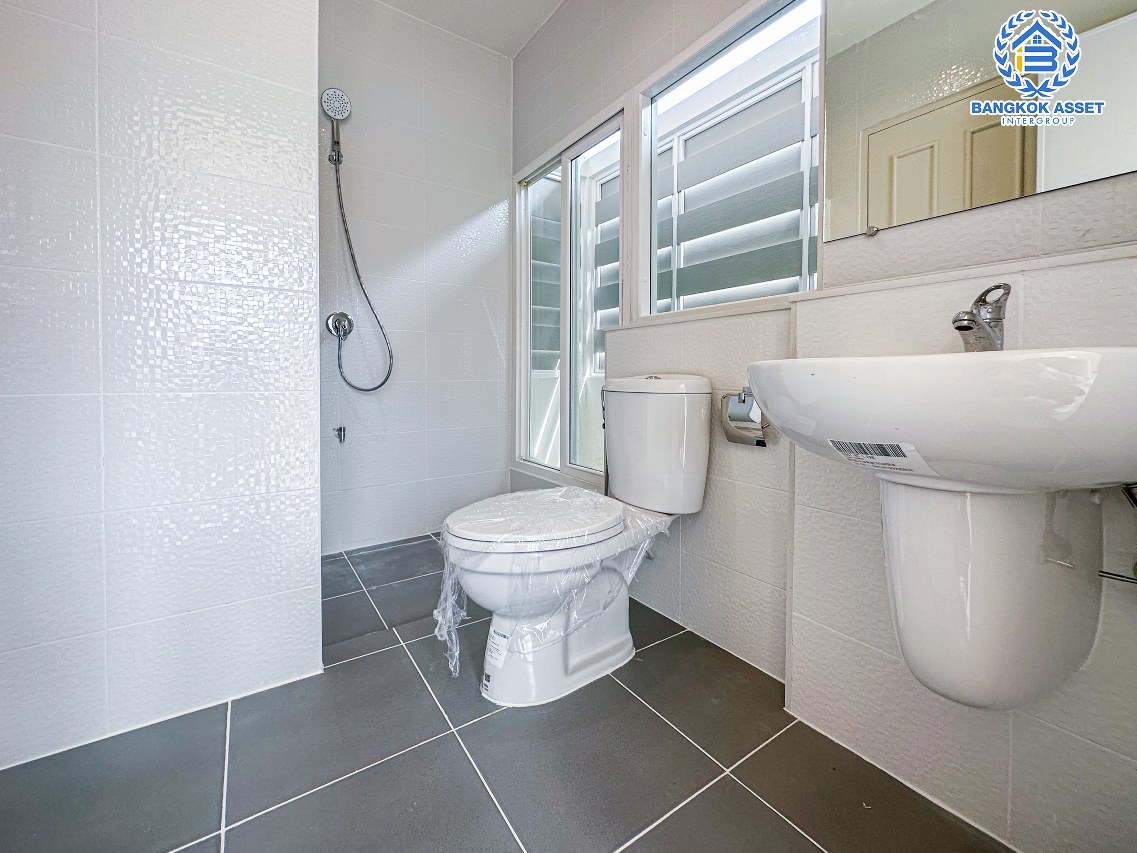 บ้านมือสองตกแต่งใหม่ โครงการ เพอร์เฟคพาร์ค วัดพระนอน จากแบรนด์ Property Perfect เนื้อที่ 36 ตร.ว. ฟังก์ชันจัดเต็ม 3 ห้องนอน 2 ห้องน้ำ 2 ที่จอดรถ พร้อม Facilities ครบครัน บนทำเลเชื่อมต่อถนนกาญจนาฯ ใกล้ทางด่วน ศรีรัช-วงแหวนฯ เซ็นทรัลเวสต์เกต และรถไฟฟ้าสายสีม่วง "สถานีตลาดบางใหญ่"