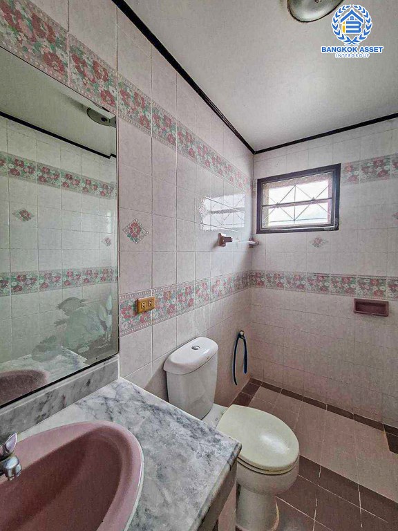 *****บ้านเดี่ยวมือสอง บ้านสีวลี ติวานนท์ เนื้อที่กว้าง 76.10 ตร.ว. ฟังก์ชัน 4 ห้องนอน 4 ห้องน้ำ 3 ที่จอดรถ บ้านสภาพเหมือนใหม่ บนทำเลเดินทางสะดวก เชื่อมต่อถนนชัยพฤกษ์ ถนนติวานนท์-ปทุมธานี ถนนแจ้งวัฒนะ-ปากเกร็ด ใกล้รถไฟฟ้าสายสีชมพู "สถานีแจ้งวัฒนะ" และจุดขึ้นทางด่วน "แจ้งวัฒนะ"