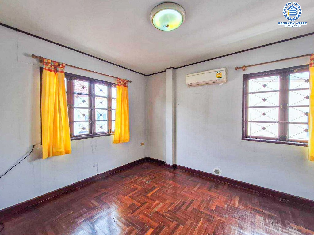 *****บ้านเดี่ยวมือสอง บ้านสีวลี ติวานนท์ เนื้อที่กว้าง 76.10 ตร.ว. ฟังก์ชัน 4 ห้องนอน 4 ห้องน้ำ 3 ที่จอดรถ บ้านสภาพเหมือนใหม่ บนทำเลเดินทางสะดวก เชื่อมต่อถนนชัยพฤกษ์ ถนนติวานนท์-ปทุมธานี ถนนแจ้งวัฒนะ-ปากเกร็ด ใกล้รถไฟฟ้าสายสีชมพู "สถานีแจ้งวัฒนะ" และจุดขึ้นทางด่วน "แจ้งวัฒนะ"