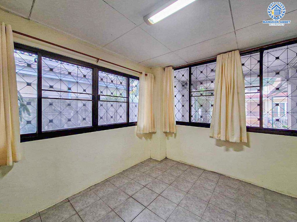 *****บ้านเดี่ยวมือสอง บ้านสีวลี ติวานนท์ เนื้อที่กว้าง 76.10 ตร.ว. ฟังก์ชัน 4 ห้องนอน 4 ห้องน้ำ 3 ที่จอดรถ บ้านสภาพเหมือนใหม่ บนทำเลเดินทางสะดวก เชื่อมต่อถนนชัยพฤกษ์ ถนนติวานนท์-ปทุมธานี ถนนแจ้งวัฒนะ-ปากเกร็ด ใกล้รถไฟฟ้าสายสีชมพู "สถานีแจ้งวัฒนะ" และจุดขึ้นทางด่วน "แจ้งวัฒนะ"