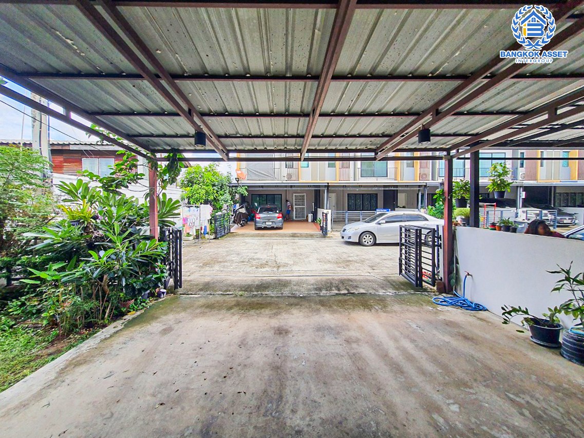 *****ทาวน์เฮ้าส์มือสองกรุงเทพมหานคร โครงการ เดอะคอนเนค37 วิภาวดี หลังมุม! เนื้อที่กว้าง 31.1 ตร.ว. ฟังก์ชัน 3 ห้องนอน 2 ห้องน้ำ 2 ที่จอดรถ บ้านสภาพสวย พร้อมเข้าอยู่ บนทำเลดี เชื่อมต่อ ถนนสรงประภา, ถนนแจ้งวัฒนะ ใกล้รถไฟฟ้าสายสีแดง "สถานีดอนเมือง" จองเลย!