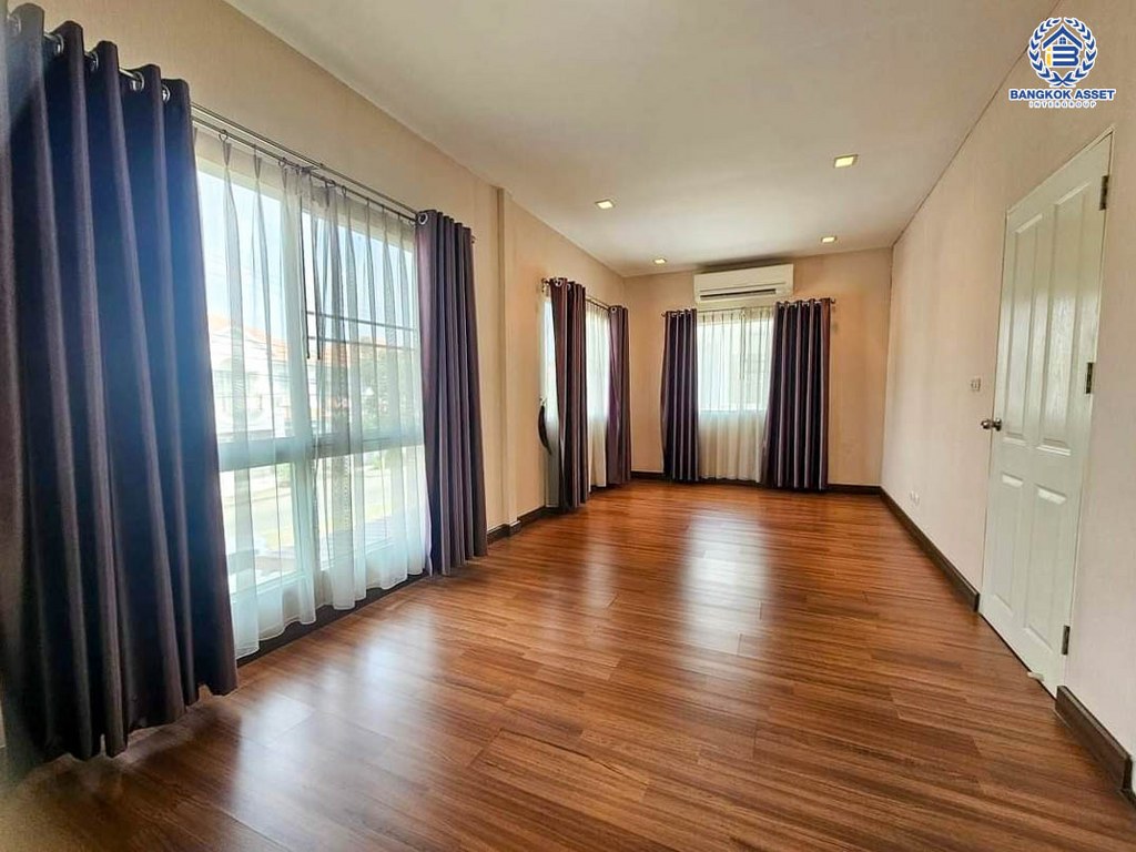 *****บ้านแฝดมือสอง เดอะวิลล่า ท่าอิฐ หลังมุม เนื้อที่ 39 ตร.ว. ฟังก์ชัน 3 ห้องนอน 2 ห้องน้ำ 2 ที่จอดรถ ฟังก์ชันคุ้มระดับบ้านเดี่ยว ภายในกว้างขวาง พร้อมเข้าอยู่ บนทำเลเดินทางสะดวก เชื่อมต่อถนนชัยพฤกษ์ ถนนรัตนาธิเบศร์ ถนนติวานนท์-ปทุมธานี ใกล้รถไฟฟ้าสายสีม่วง "สถานีท่าอิฐ" และจุดขึ้นทางด่วน "ศรีรัช"