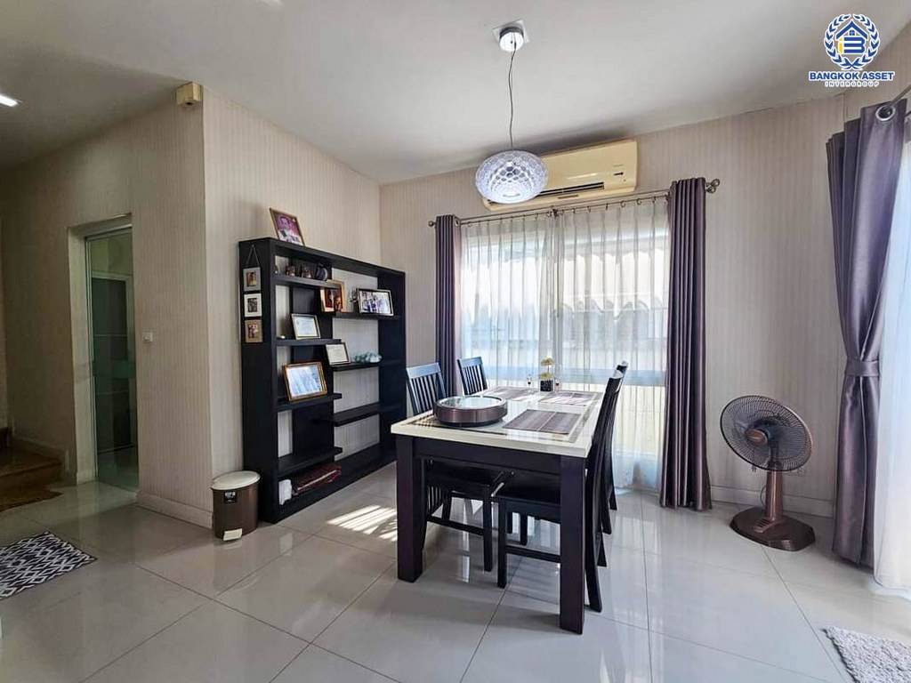 *****บ้านแฝดมือสอง เดอะวิลล่า ท่าอิฐ หลังมุม เนื้อที่ 39 ตร.ว. ฟังก์ชัน 3 ห้องนอน 2 ห้องน้ำ 2 ที่จอดรถ ฟังก์ชันคุ้มระดับบ้านเดี่ยว ภายในกว้างขวาง พร้อมเข้าอยู่ บนทำเลเดินทางสะดวก เชื่อมต่อถนนชัยพฤกษ์ ถนนรัตนาธิเบศร์ ถนนติวานนท์-ปทุมธานี ใกล้รถไฟฟ้าสายสีม่วง "สถานีท่าอิฐ" และจุดขึ้นทางด่วน "ศรีรัช"