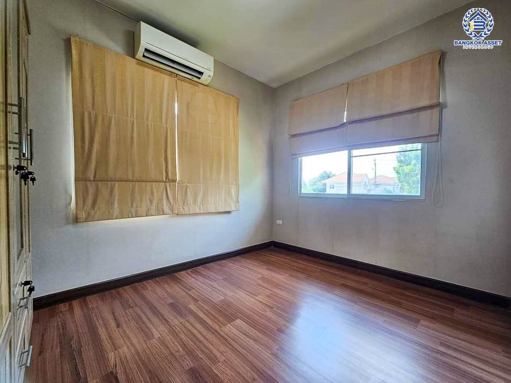 *****บ้านแฝดมือสอง เดอะวิลล่า ท่าอิฐ หลังมุม เนื้อที่ 39 ตร.ว. ฟังก์ชัน 3 ห้องนอน 2 ห้องน้ำ 2 ที่จอดรถ ฟังก์ชันคุ้มระดับบ้านเดี่ยว ภายในกว้างขวาง พร้อมเข้าอยู่ บนทำเลเดินทางสะดวก เชื่อมต่อถนนชัยพฤกษ์ ถนนรัตนาธิเบศร์ ถนนติวานนท์-ปทุมธานี ใกล้รถไฟฟ้าสายสีม่วง "สถานีท่าอิฐ" และจุดขึ้นทางด่วน "ศรีรัช"