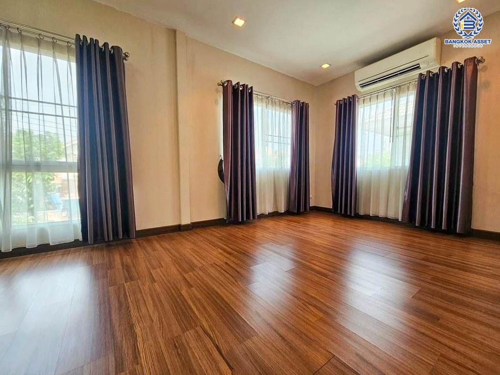 *****บ้านแฝดมือสอง เดอะวิลล่า ท่าอิฐ หลังมุม เนื้อที่ 39 ตร.ว. ฟังก์ชัน 3 ห้องนอน 2 ห้องน้ำ 2 ที่จอดรถ ฟังก์ชันคุ้มระดับบ้านเดี่ยว ภายในกว้างขวาง พร้อมเข้าอยู่ บนทำเลเดินทางสะดวก เชื่อมต่อถนนชัยพฤกษ์ ถนนรัตนาธิเบศร์ ถนนติวานนท์-ปทุมธานี ใกล้รถไฟฟ้าสายสีม่วง "สถานีท่าอิฐ" และจุดขึ้นทางด่วน "ศรีรัช"