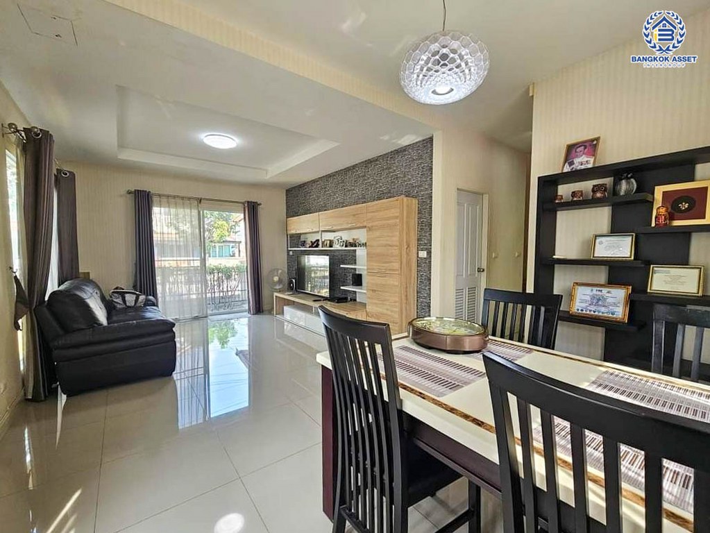 *****บ้านแฝดมือสอง เดอะวิลล่า ท่าอิฐ หลังมุม เนื้อที่ 39 ตร.ว. ฟังก์ชัน 3 ห้องนอน 2 ห้องน้ำ 2 ที่จอดรถ ฟังก์ชันคุ้มระดับบ้านเดี่ยว ภายในกว้างขวาง พร้อมเข้าอยู่ บนทำเลเดินทางสะดวก เชื่อมต่อถนนชัยพฤกษ์ ถนนรัตนาธิเบศร์ ถนนติวานนท์-ปทุมธานี ใกล้รถไฟฟ้าสายสีม่วง "สถานีท่าอิฐ" และจุดขึ้นทางด่วน "ศรีรัช"