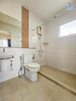 *****บ้านแฝดมือสอง เดอะวิลล่า ท่าอิฐ หลังมุม เนื้อที่ 39 ตร.ว. ฟังก์ชัน 3 ห้องนอน 2 ห้องน้ำ 2 ที่จอดรถ ฟังก์ชันคุ้มระดับบ้านเดี่ยว ภายในกว้างขวาง พร้อมเข้าอยู่ บนทำเลเดินทางสะดวก เชื่อมต่อถนนชัยพฤกษ์ ถนนรัตนาธิเบศร์ ถนนติวานนท์-ปทุมธานี ใกล้รถไฟฟ้าสายสีม่วง "สถานีท่าอิฐ" และจุดขึ้นทางด่วน "ศรีรัช"