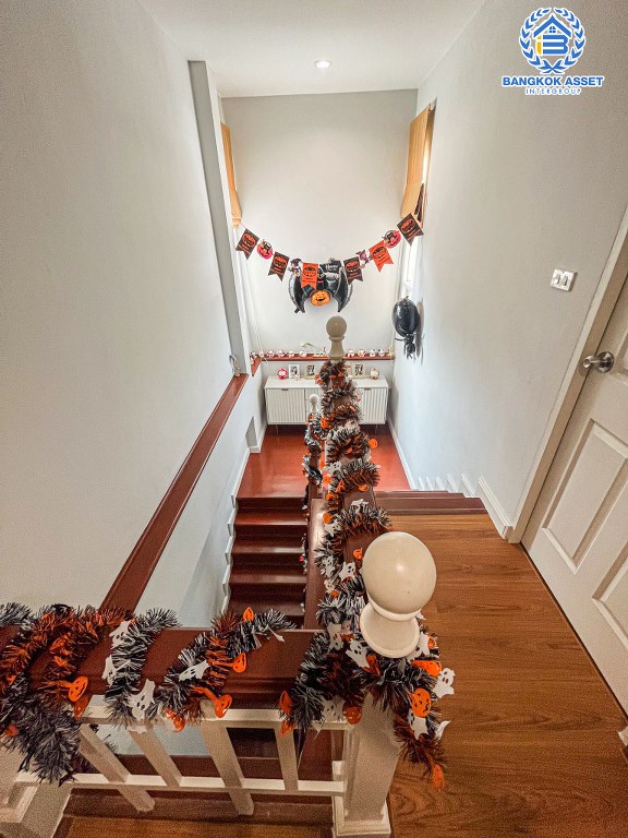 บ้านเดี่ยวมือสอง โครงการ มณีรินทร์พาร์ค รัตนาธิเบศร์-ท่าอิฐ หลังมุม เนื้อที่ 59.40 ตร.ว. ฟังก์ชัน 4 ห้องนอน 3 ห้องน้ำ 2 ที่จอดรถ บ้านสภาพดีเยี่ยม บนทำเลเดินทางสะดวก เชื่อมต่อถนนราชพฤกษ์ ถนนงามวงศ์วาน ถนนติวานนท์ ใกล้รถไฟฟ้าสายสีม่วง "สถานีบางรักน้อยท่าอิฐ" และจุดขึ้นทางด่วน "งามวงศ์วาน"...