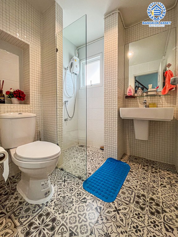 บ้านเดี่ยวมือสอง โครงการ มณีรินทร์พาร์ค รัตนาธิเบศร์-ท่าอิฐ หลังมุม เนื้อที่ 59.40 ตร.ว. ฟังก์ชัน 4 ห้องนอน 3 ห้องน้ำ 2 ที่จอดรถ บ้านสภาพดีเยี่ยม บนทำเลเดินทางสะดวก เชื่อมต่อถนนราชพฤกษ์ ถนนงามวงศ์วาน ถนนติวานนท์ ใกล้รถไฟฟ้าสายสีม่วง "สถานีบางรักน้อยท่าอิฐ" และจุดขึ้นทางด่วน "งามวงศ์วาน"...