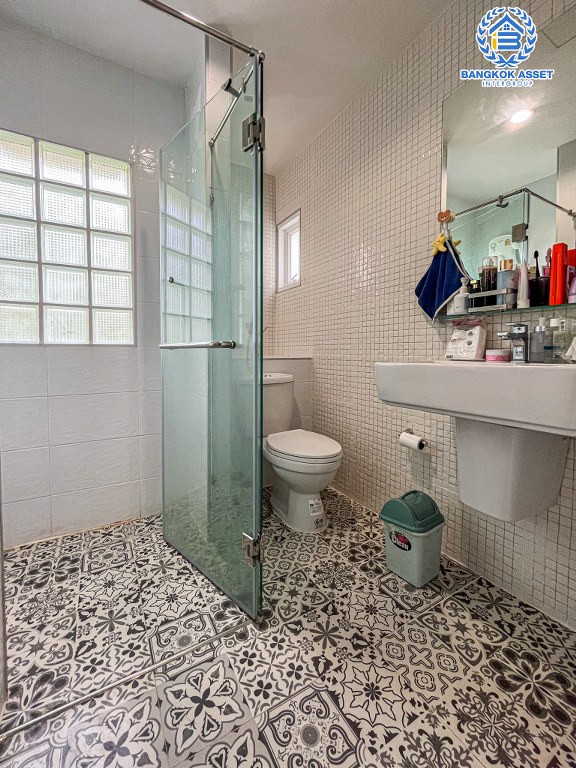 บ้านเดี่ยวมือสอง โครงการ มณีรินทร์พาร์ค รัตนาธิเบศร์-ท่าอิฐ หลังมุม เนื้อที่ 59.40 ตร.ว. ฟังก์ชัน 4 ห้องนอน 3 ห้องน้ำ 2 ที่จอดรถ บ้านสภาพดีเยี่ยม บนทำเลเดินทางสะดวก เชื่อมต่อถนนราชพฤกษ์ ถนนงามวงศ์วาน ถนนติวานนท์ ใกล้รถไฟฟ้าสายสีม่วง "สถานีบางรักน้อยท่าอิฐ" และจุดขึ้นทางด่วน "งามวงศ์วาน"...