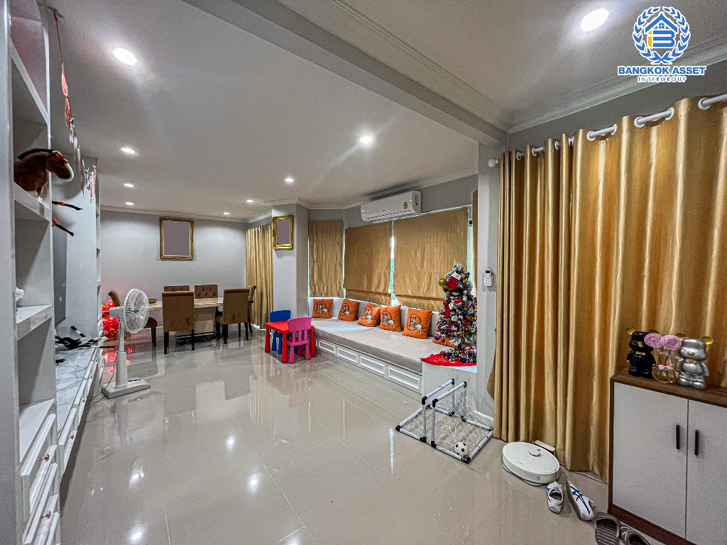 บ้านเดี่ยวมือสอง โครงการ มณีรินทร์พาร์ค รัตนาธิเบศร์-ท่าอิฐ หลังมุม เนื้อที่ 59.40 ตร.ว. ฟังก์ชัน 4 ห้องนอน 3 ห้องน้ำ 2 ที่จอดรถ บ้านสภาพดีเยี่ยม บนทำเลเดินทางสะดวก เชื่อมต่อถนนราชพฤกษ์ ถนนงามวงศ์วาน ถนนติวานนท์ ใกล้รถไฟฟ้าสายสีม่วง "สถานีบางรักน้อยท่าอิฐ" และจุดขึ้นทางด่วน "งามวงศ์วาน"...